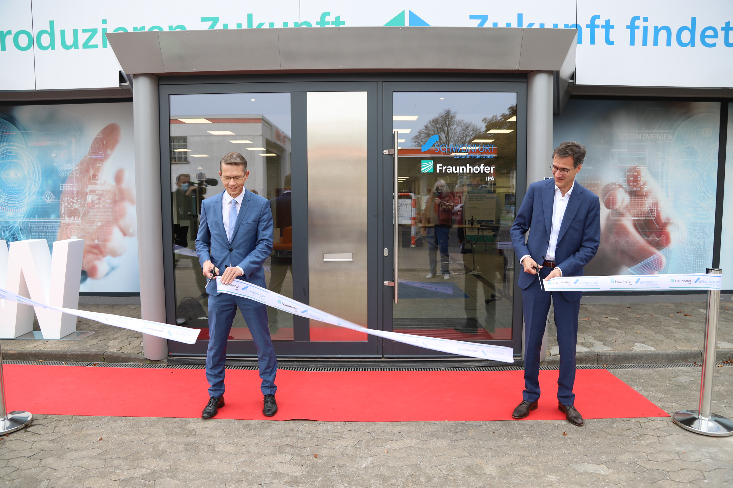 Oberbürgermeister Sebastian Remelé und Professor Frank Döpper eröffnen das KI-noW-Gebäude