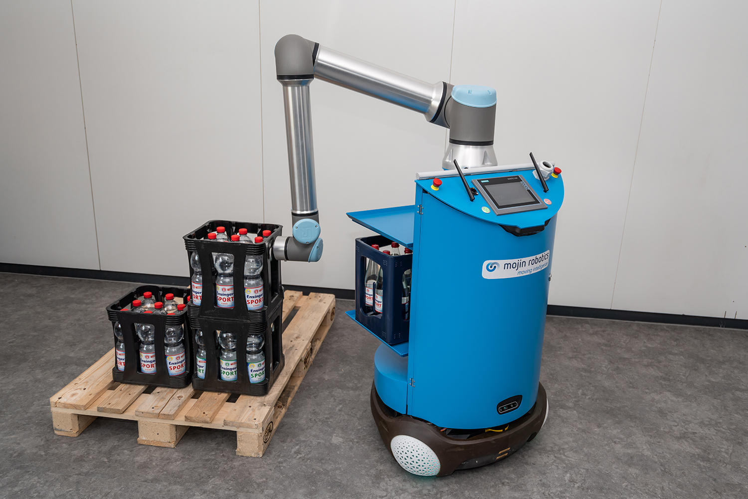 Roboter lifts drinks crate up