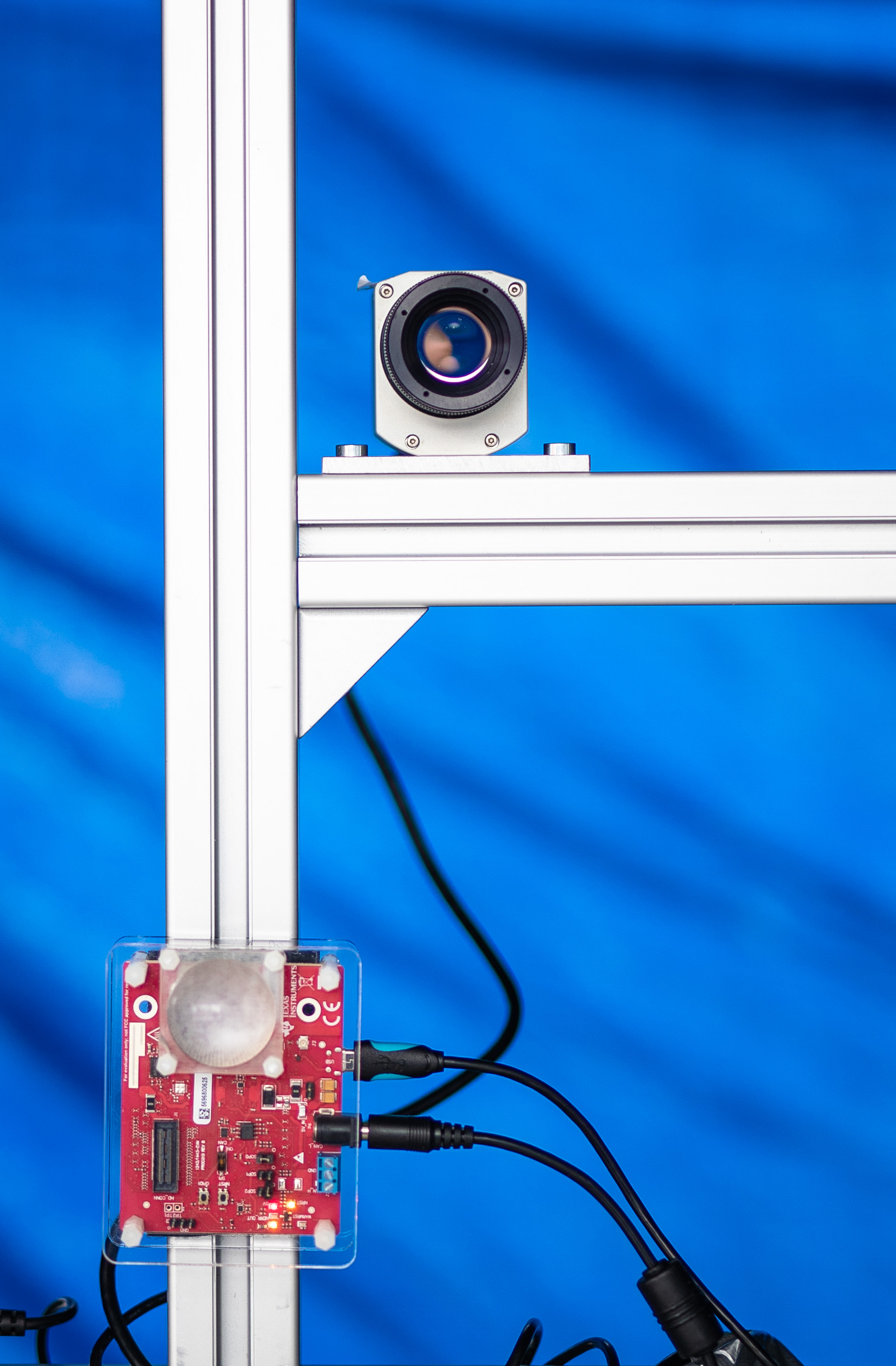 Testvorrichtung mit Wärmebildkamera und Mikrowellensender und -empfänger.
