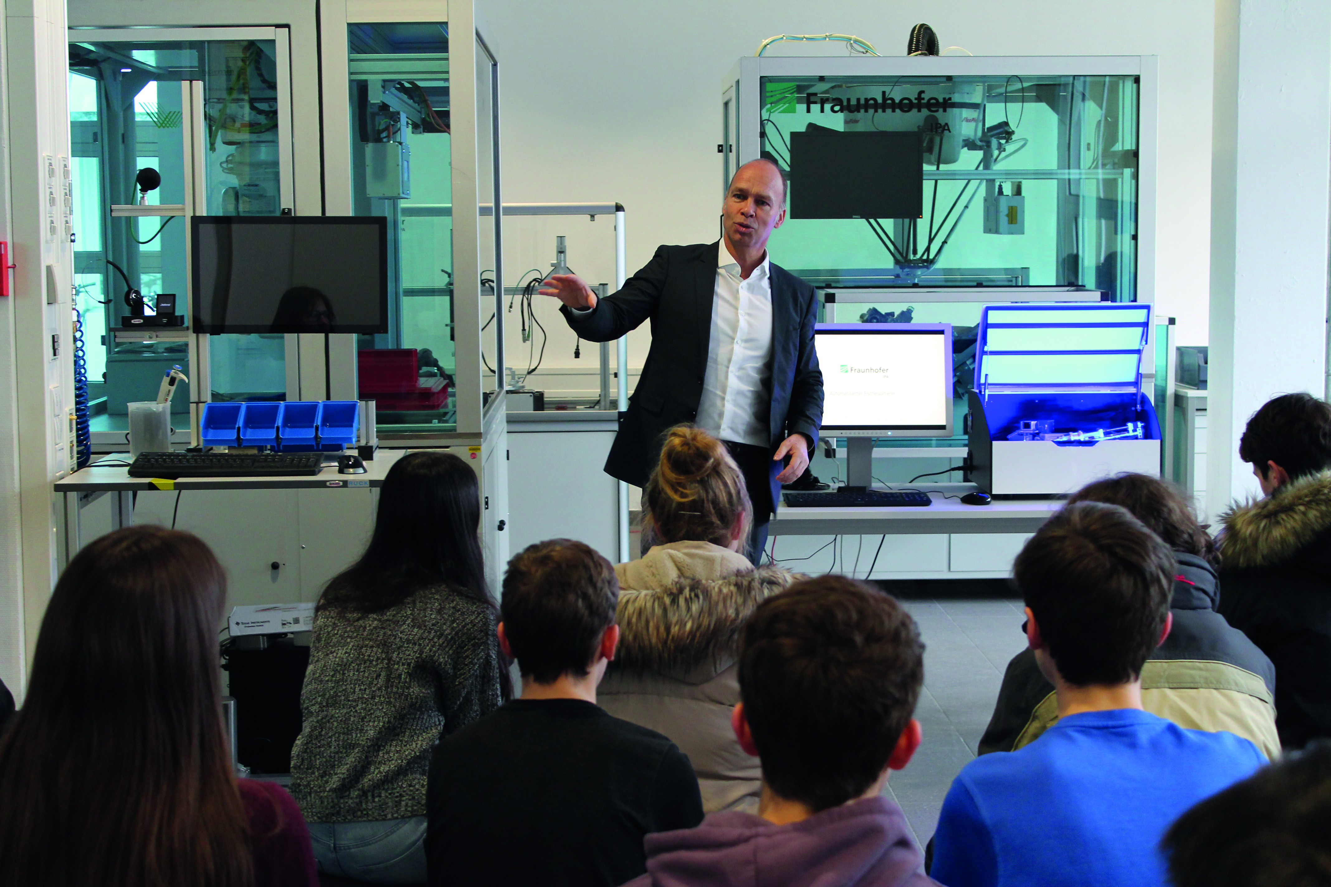 Thomas Bauernhansl mit Jugendlichen im Vision Lab