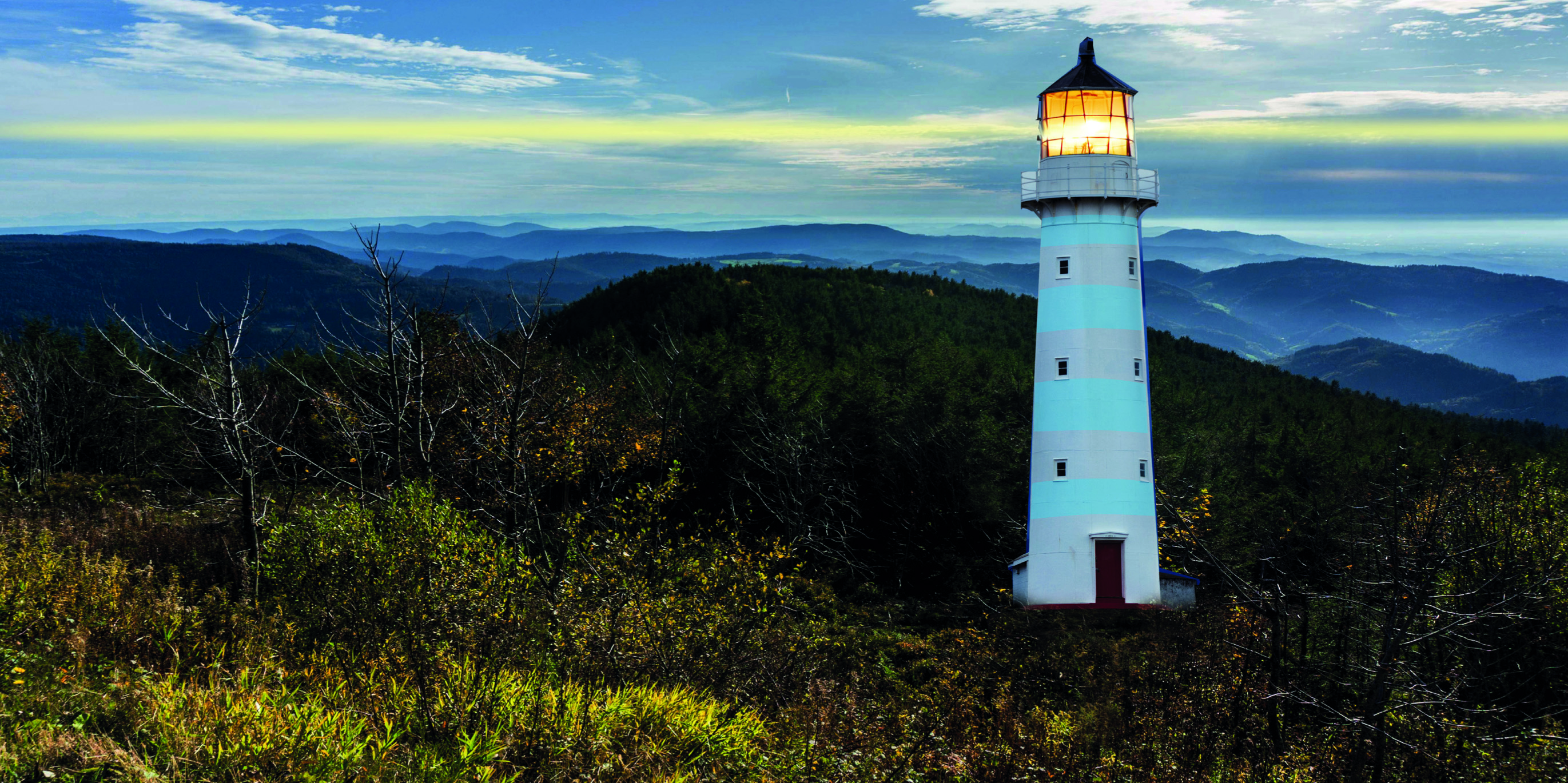 Bildmontage: Ein Leuchtturm im Schwarzwald