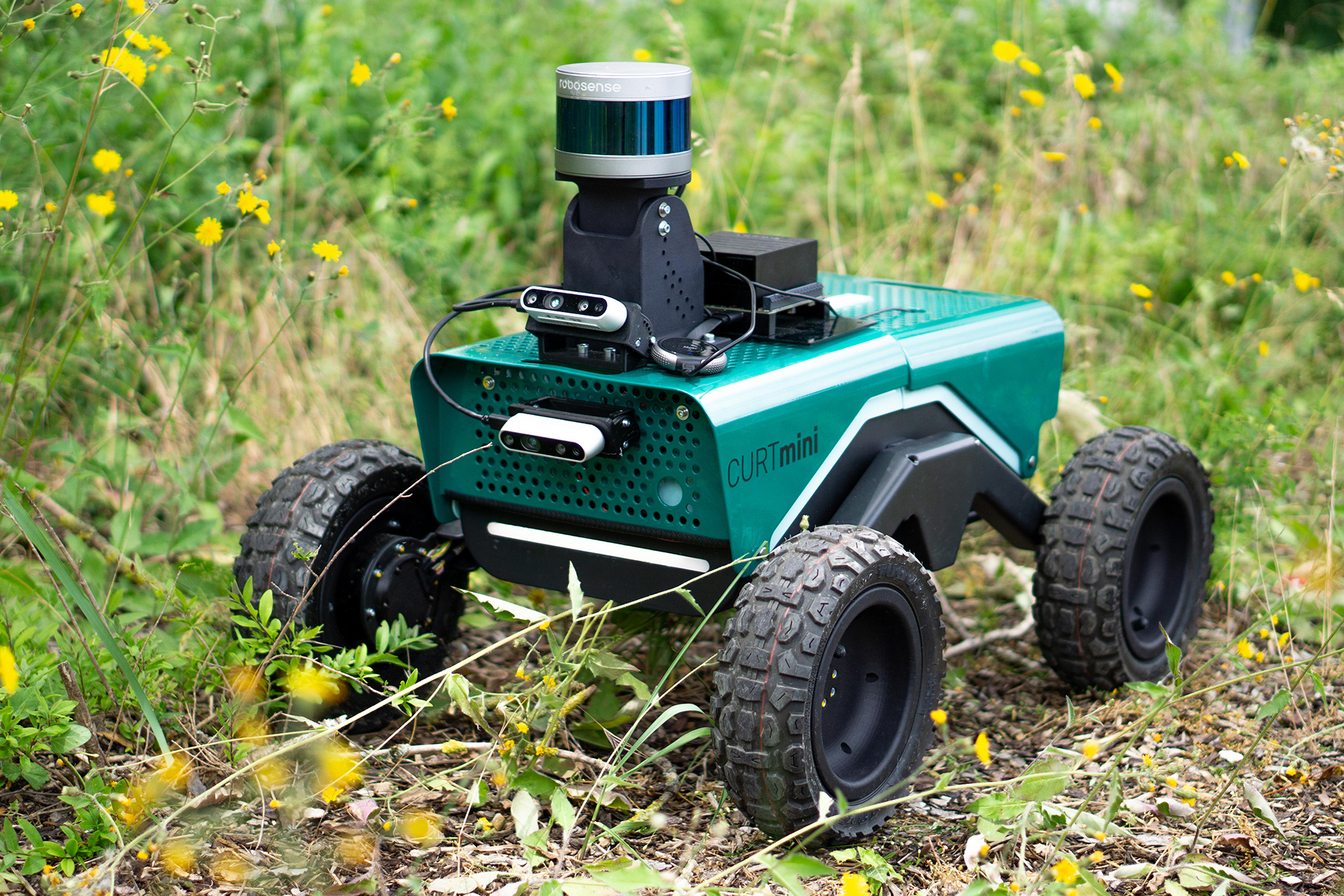 Der kleine mobile Roboter CURTmini erkennt autonom Untergründe, schätzt diese nach ihrer Befahrbarkeit ein und plant den Pfad entsprechend.