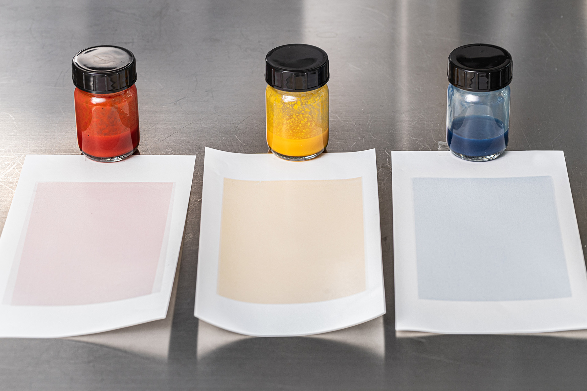 Pastellfarbene und semitransparente Aufdrucke mit Druckfarben auf Basis unbedenklicher Buntpigmente