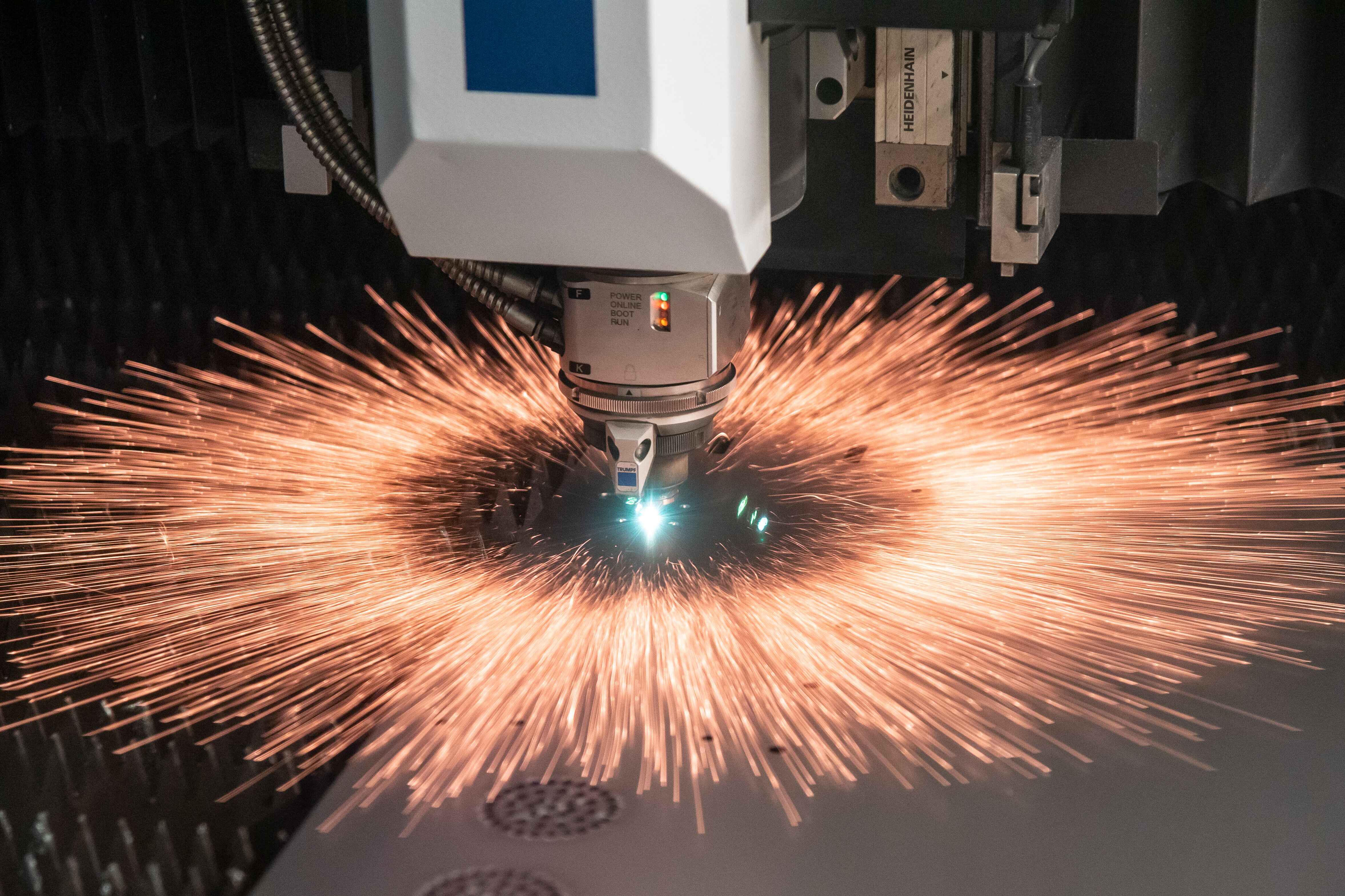 Lasermaschine schneidet Bauteil