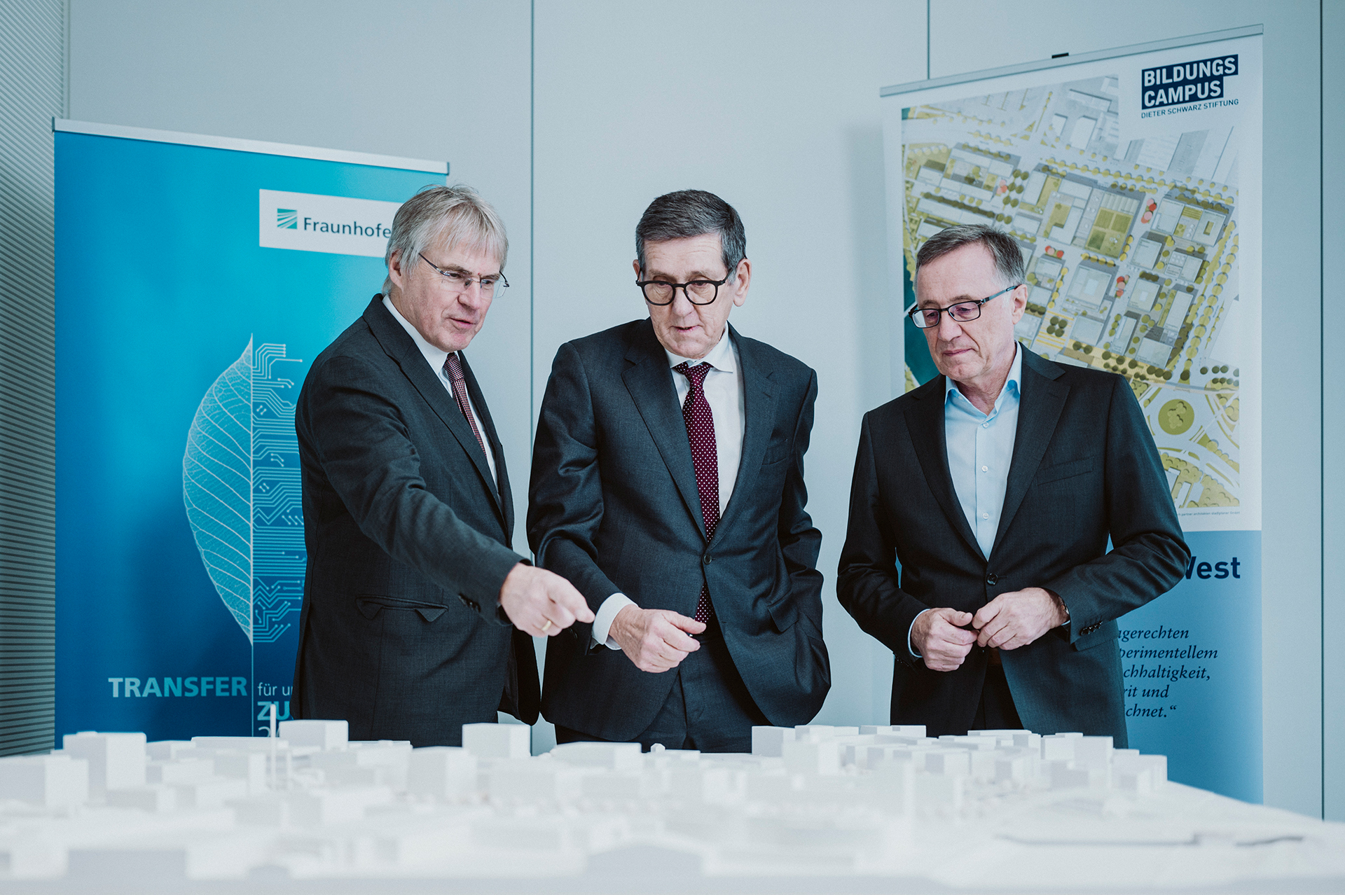 Holger Hanselka, Reinhold Geilsdörfer und Wilhelm Bauer vor einem Modell des Heilbronner Bildungscampus