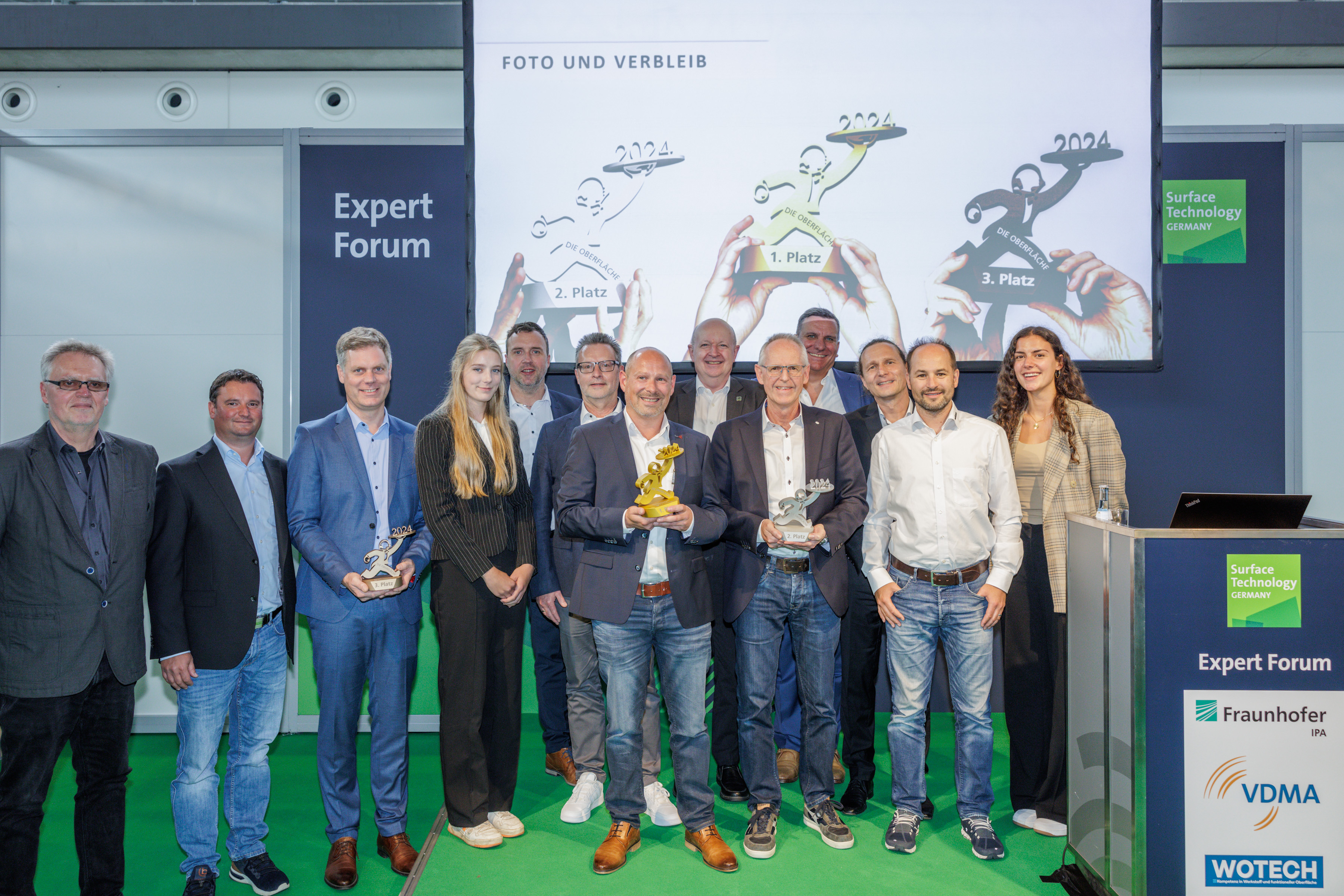 Gruppenfoto: alle Preisträger und Nominierten samt Jury