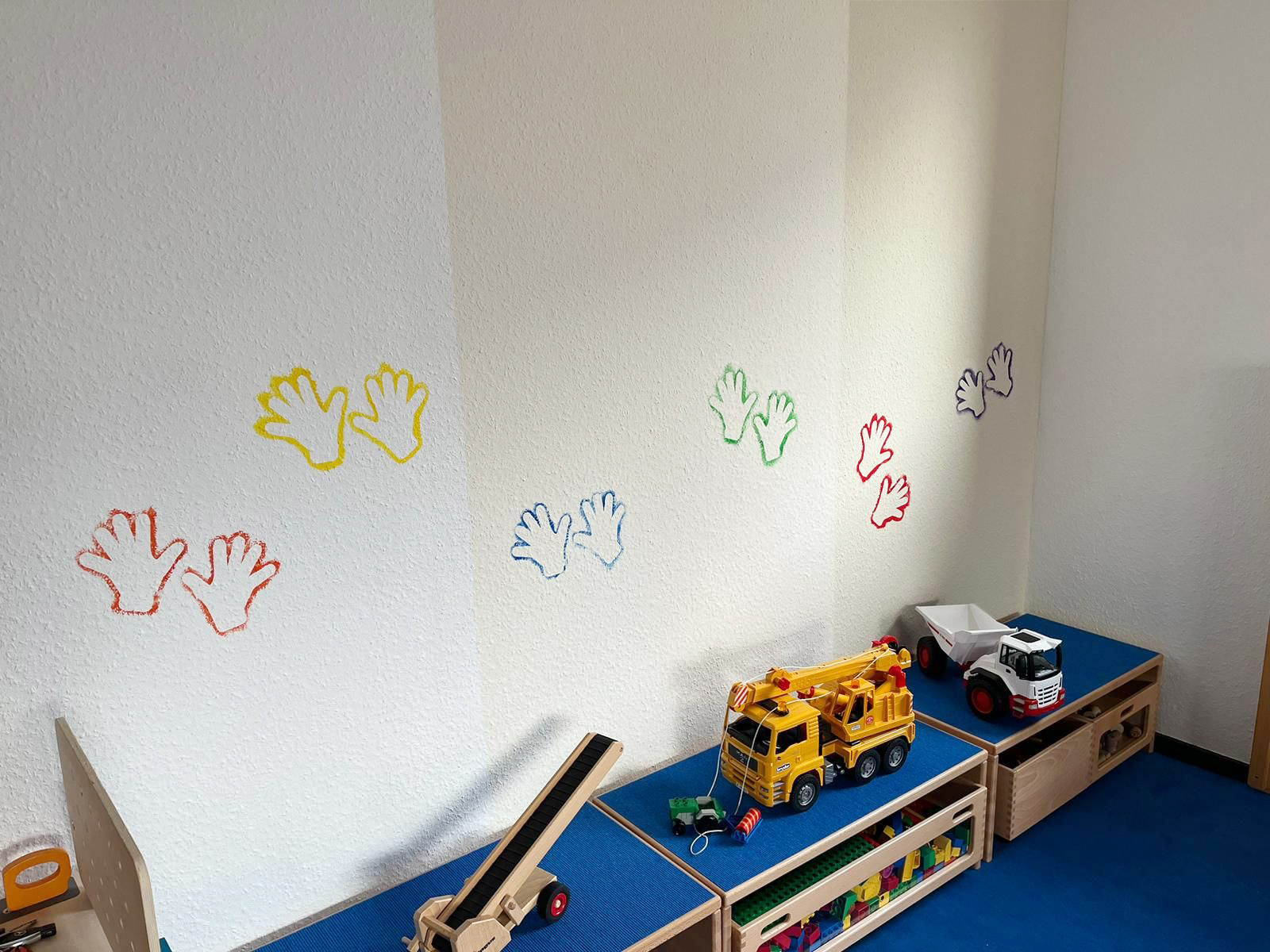 Zu Testzwecken aufgetragene antimikrobielle Wandfarben in einem Kindergarten in Döggingen, Baden-Württemberg