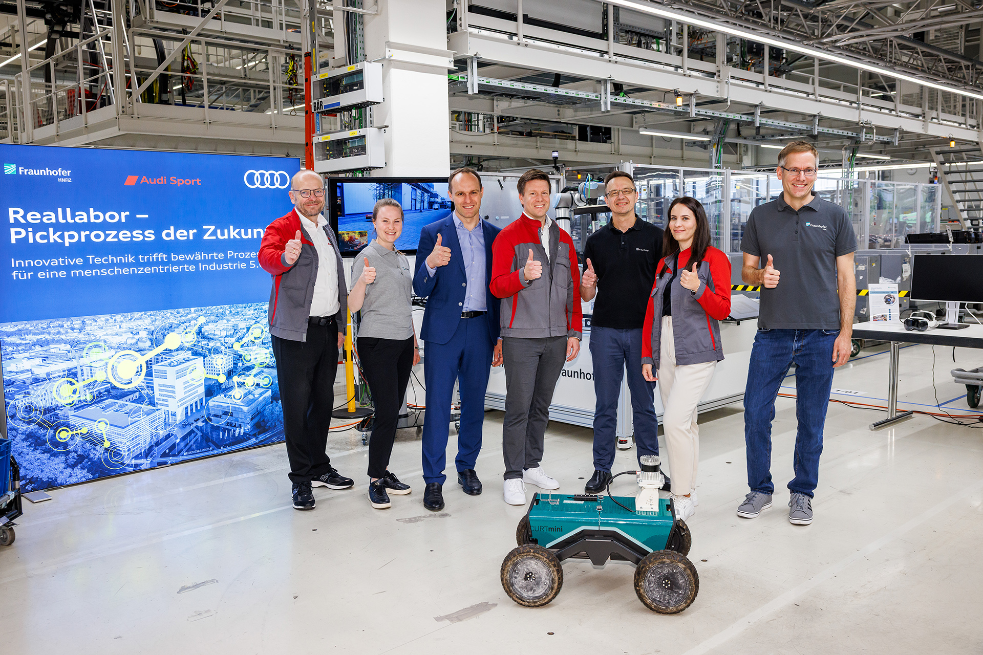 Gruppenfoto: Forschungspartner im Reallabor bei Audi Sport in Heilbronn