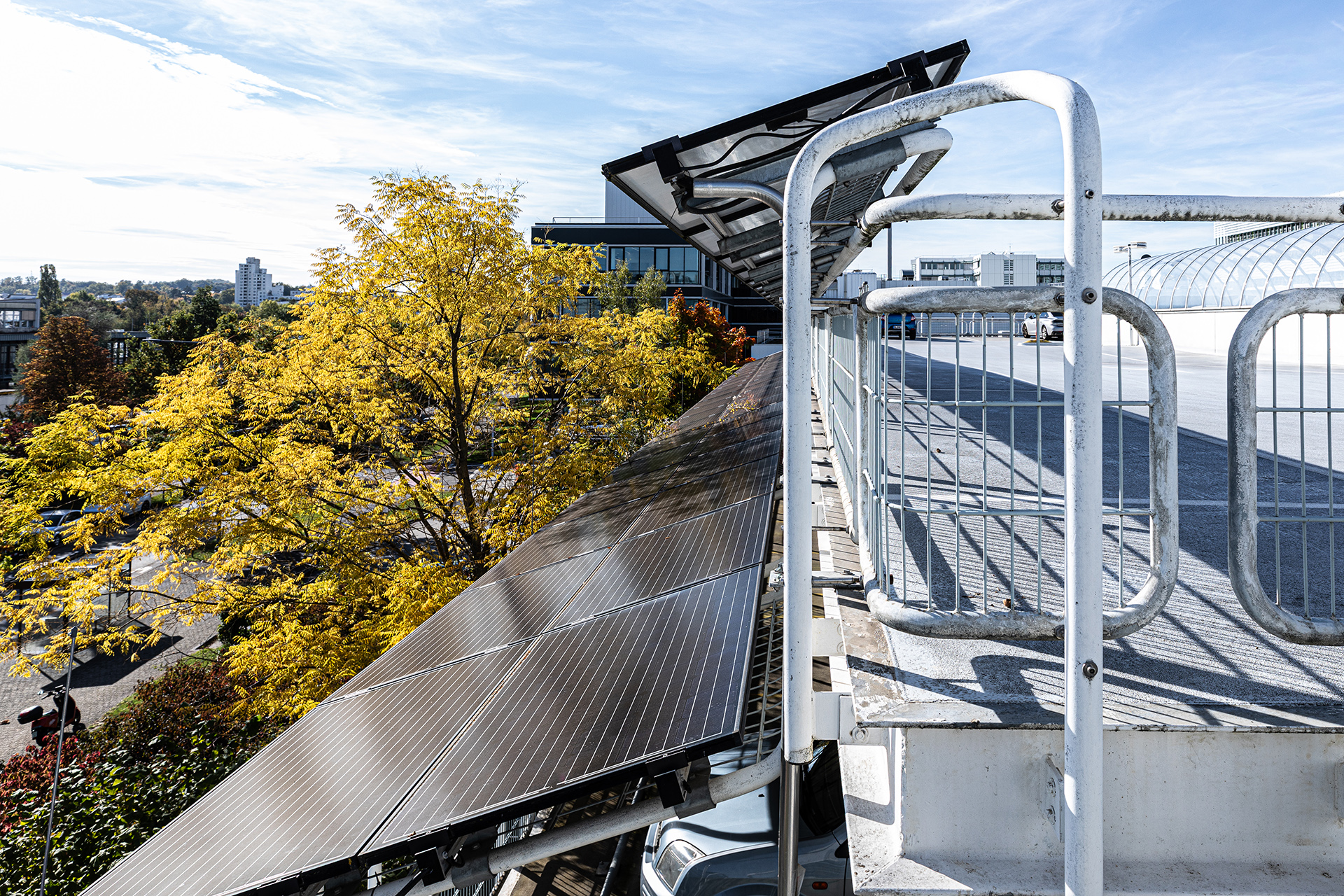 Solarpaneele am Parkhaus des Fraunhofer-Institutszentrums in Stuttgart.