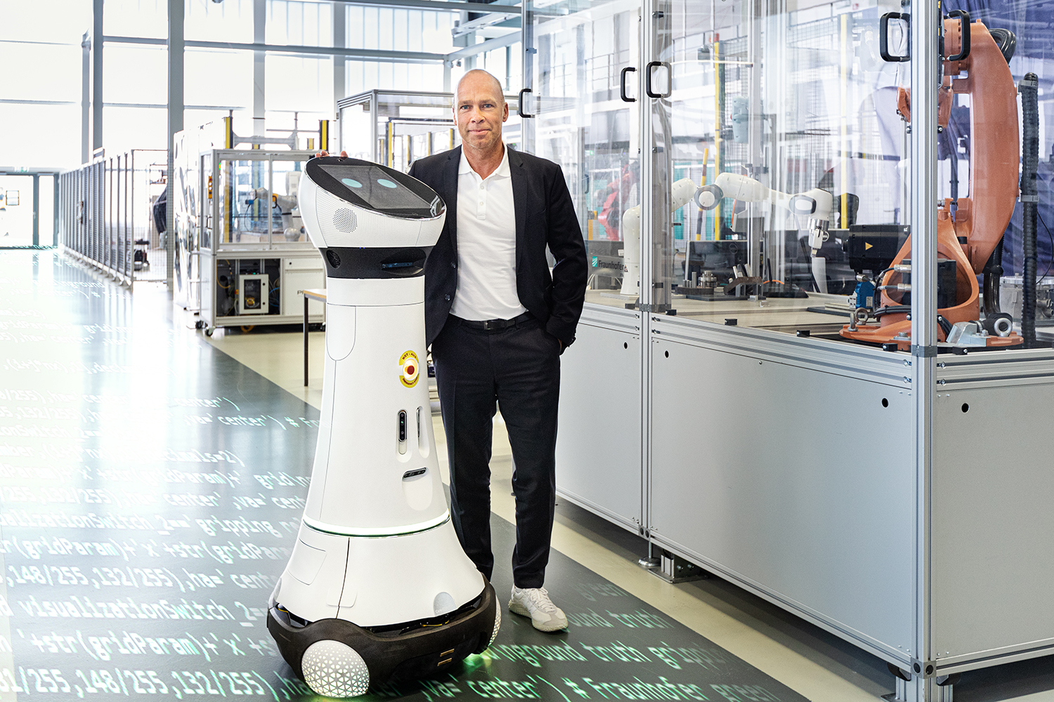 Professor Thomas Bauernhansl mit dem Care-O-bot 4