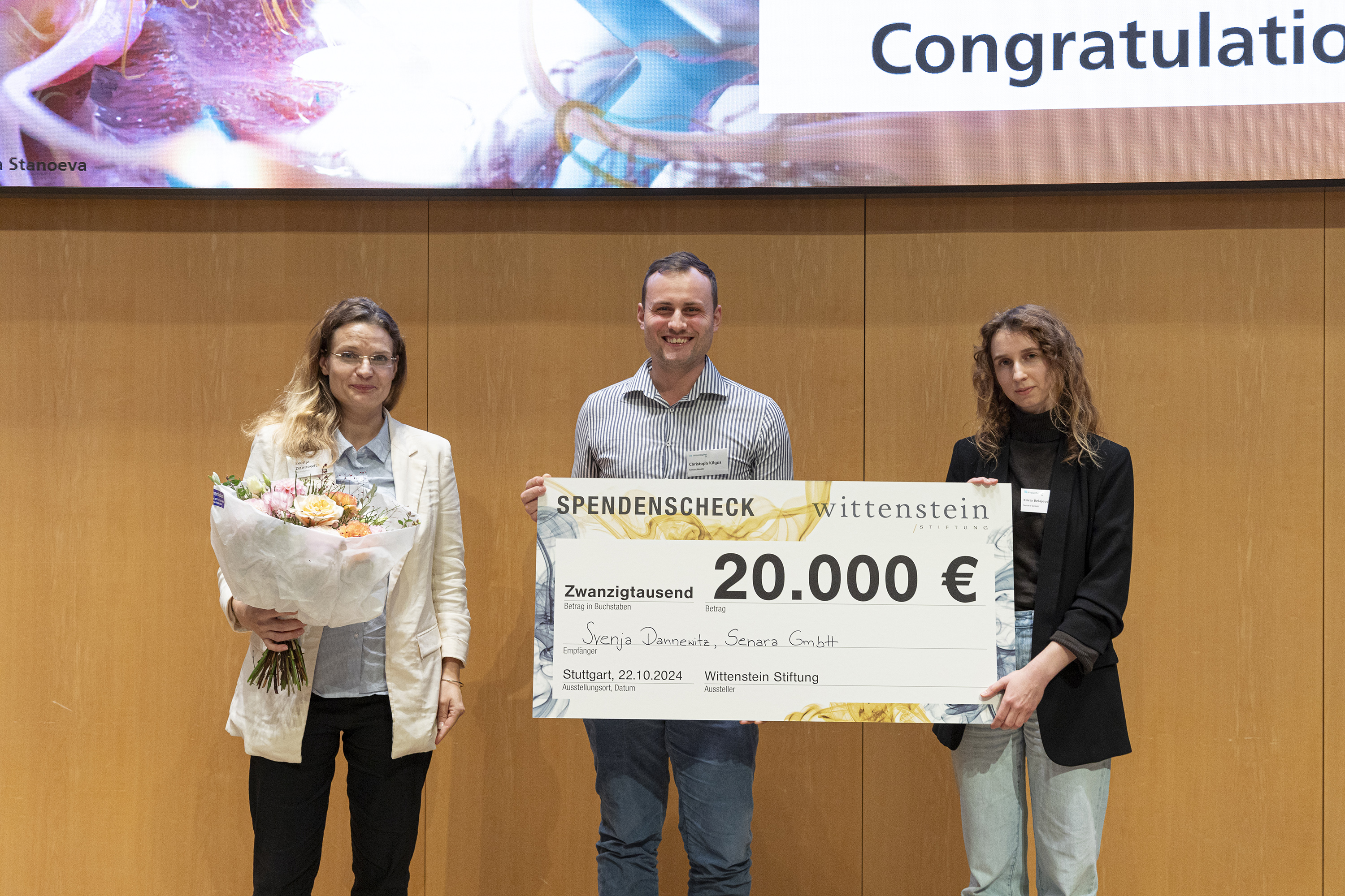 Svenja Dannewitz und nehmen den Wittenstein Biointelligenz Preis 2024 entgegen