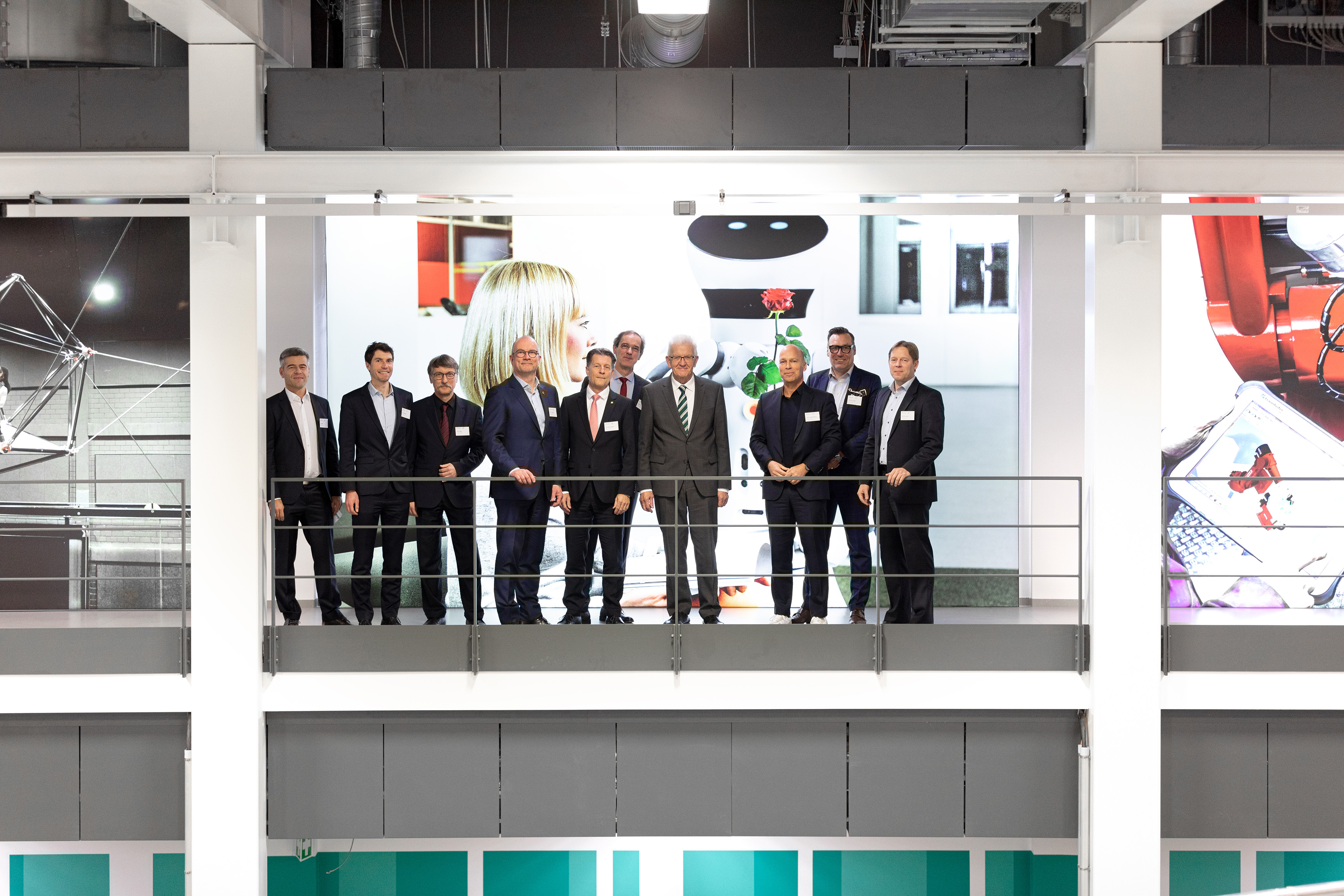 Gruppenfoto: Ministerpräsident Kretschmann mit den Leitern der Stuttgarter Fraunhofer-Institute IPA, IAO, IGB, IBP und IRB