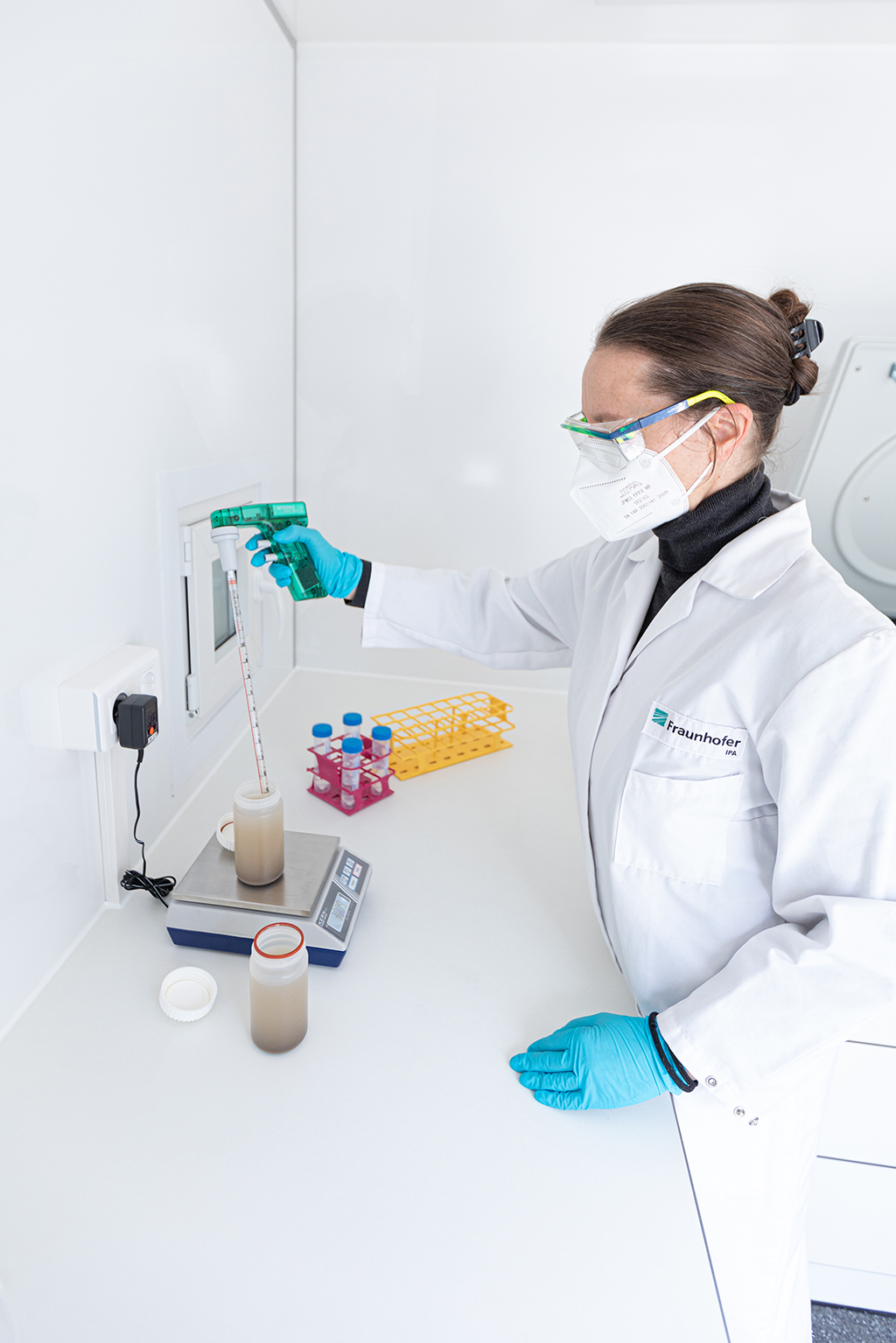 Biologin Sibylle Thude untersucht Abwasserproben im Labor