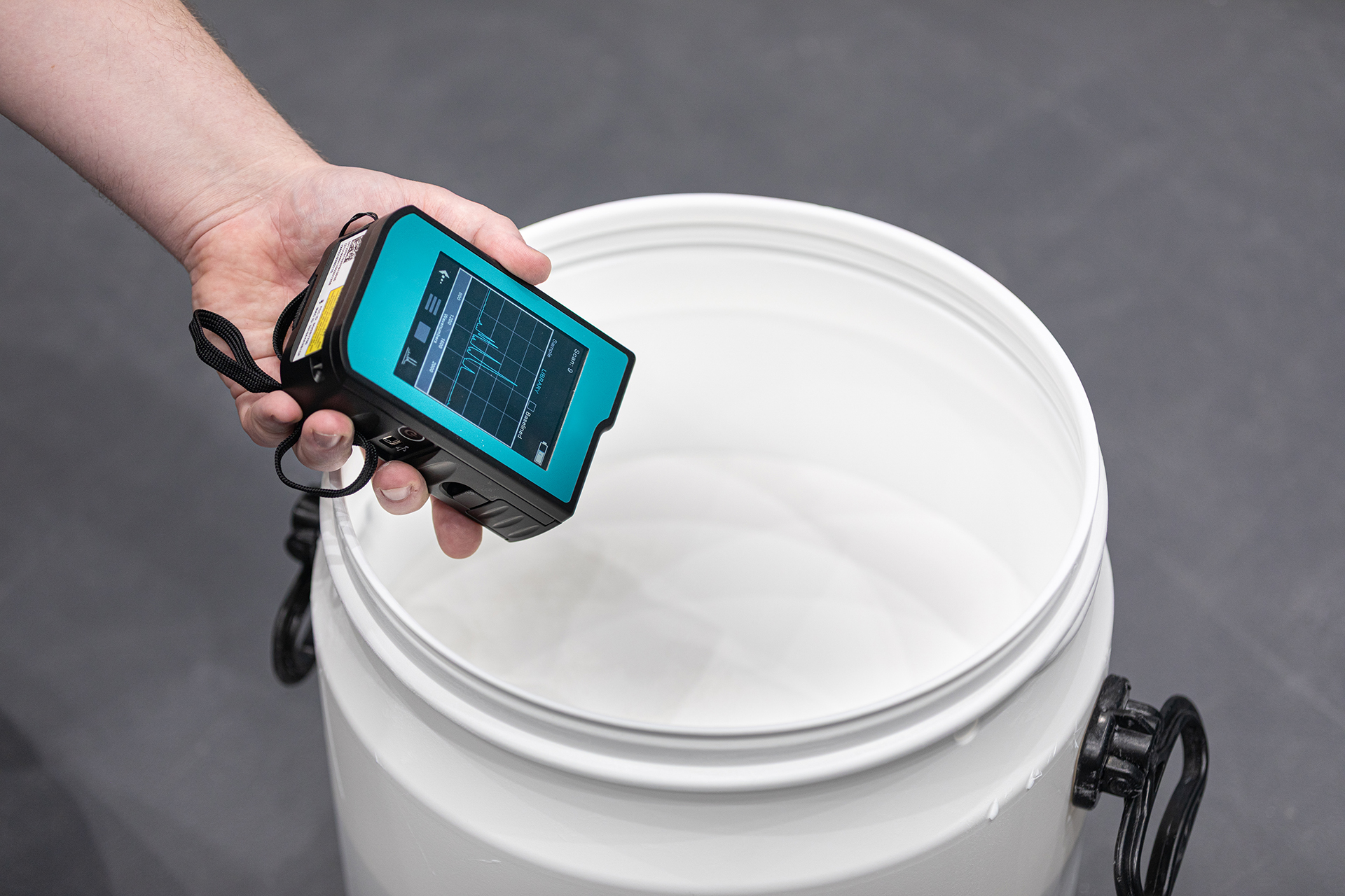 Alterungszustand eines Kunststoffpulvers wird mit einem mobilen Raman-Spektrometer geprüft