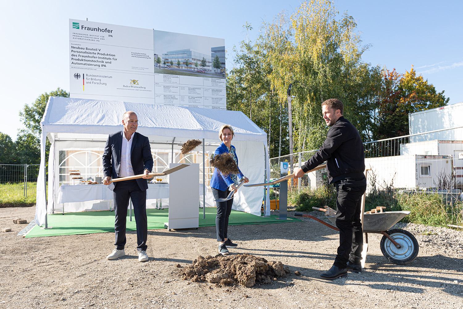 Prof. Thomas Bauernhansl, Dr. Nicole Hoffmeister-Kraut und Prof. Stephan Birk …