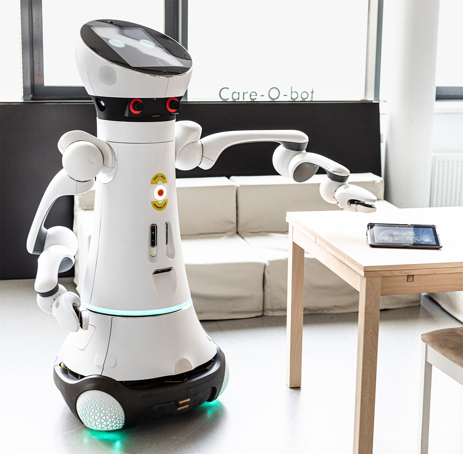 Care-O-bot erkennt Labtop und macht darauf aufmerksam