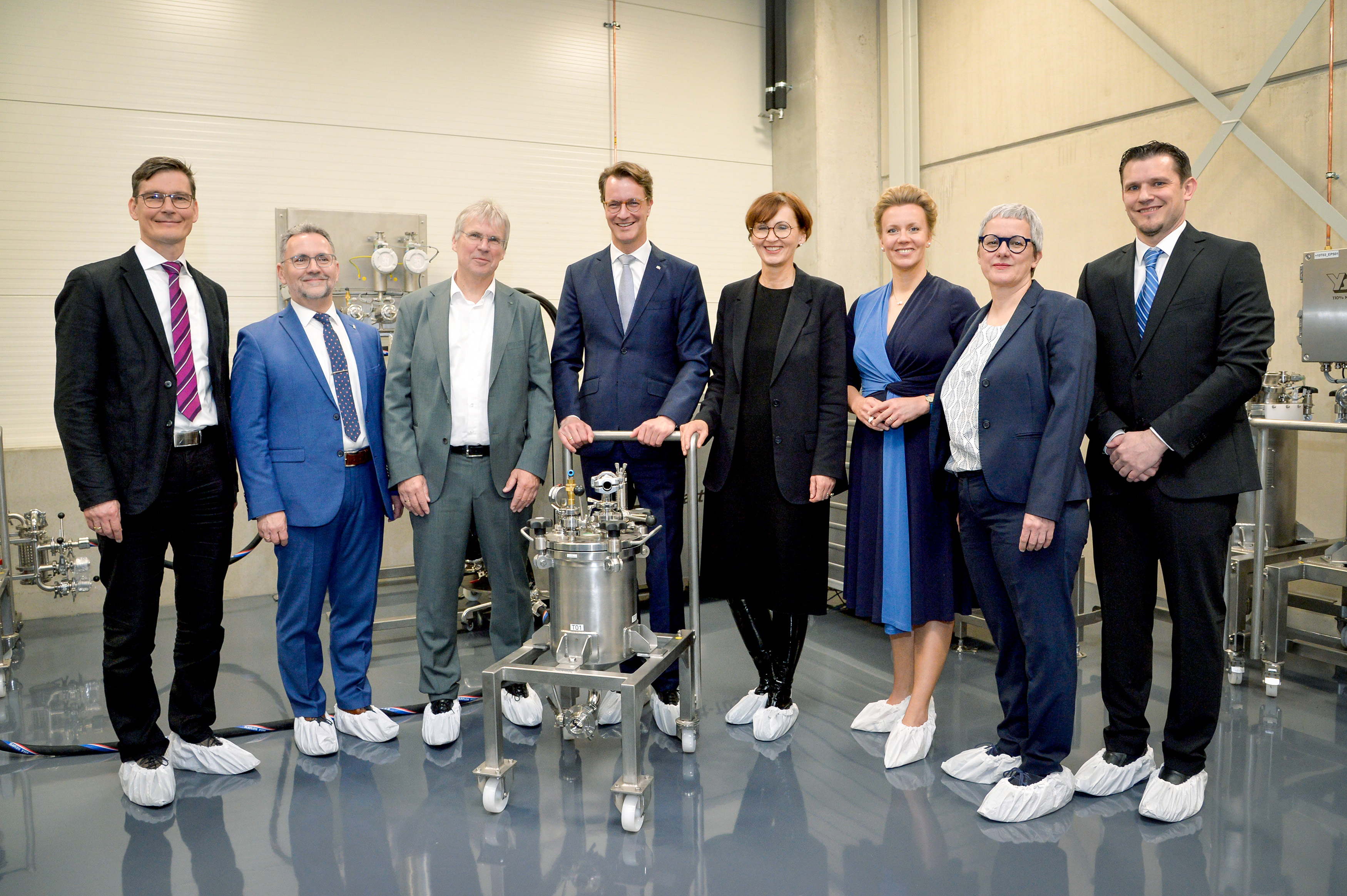 Gruppenfoto mit Achim Kampker, Jens Tübke, Holger Hanselka, Hendrik Wüst, Bettina Stark-Watzinger, Ina Brandes, Silke Krebs und Simon Lux (von links)