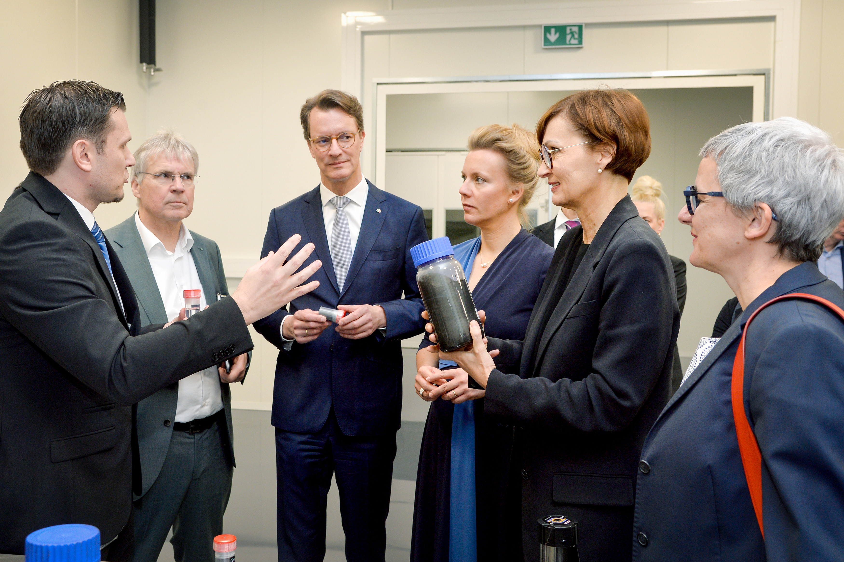 Gruppenfoto mit Simon Lux, Holger Hanselka, Hendrik Wüst, Ina Brandes, Bettina Stark-Watzinger, Silke Krebs (von links)