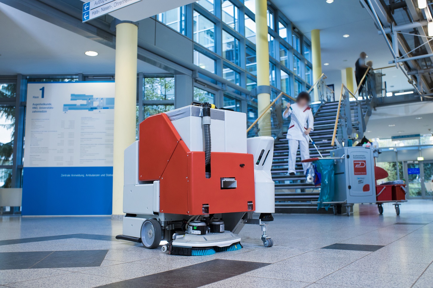 Der Reinigungsroboter mit Nassreinigungsmodul beim Praxistest in einem Krankenhaus.
