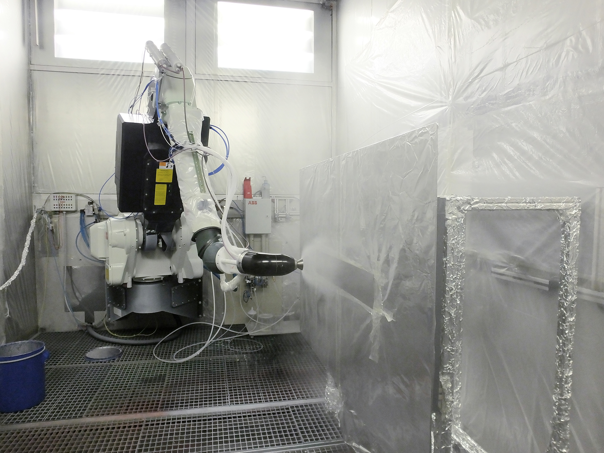 Spritzlackierversuch im Lackiertechnikum des Fraunhofer IPA