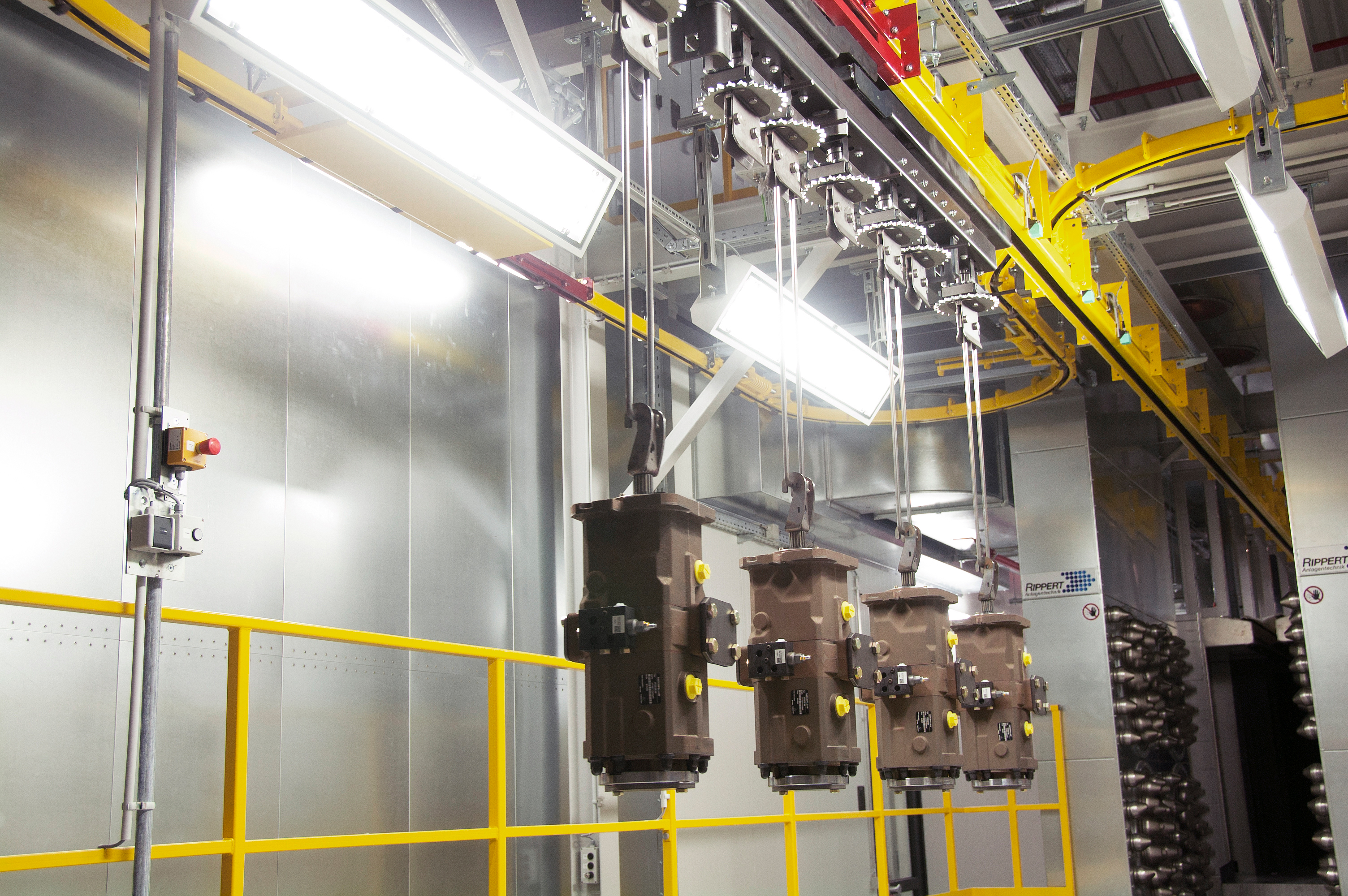 Fördertechnik mit zu lackierenden Bauteilen