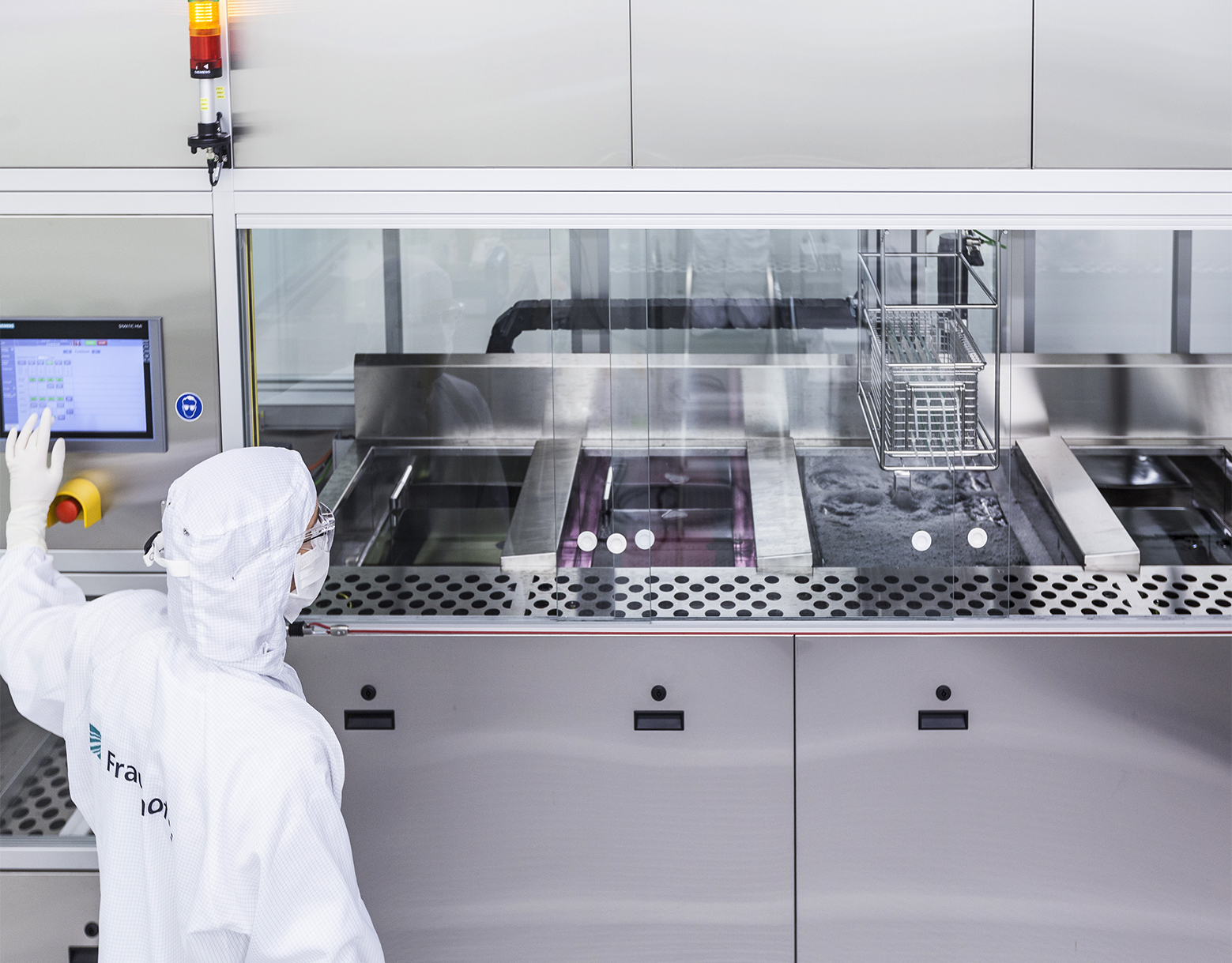 Fraunhofer IPA is the only institution in Germany to offer the entire process chain, from the cleaning itself through cleanliness analysis all the way to transportation in an ultra-clean environment. 