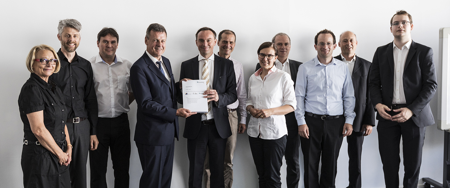 InES project Leader Martin Kasperczyk transfers the final report to Günther Leßnerkraus, head of state ministry of economic affairs, employment and residential building together with the other project partners.