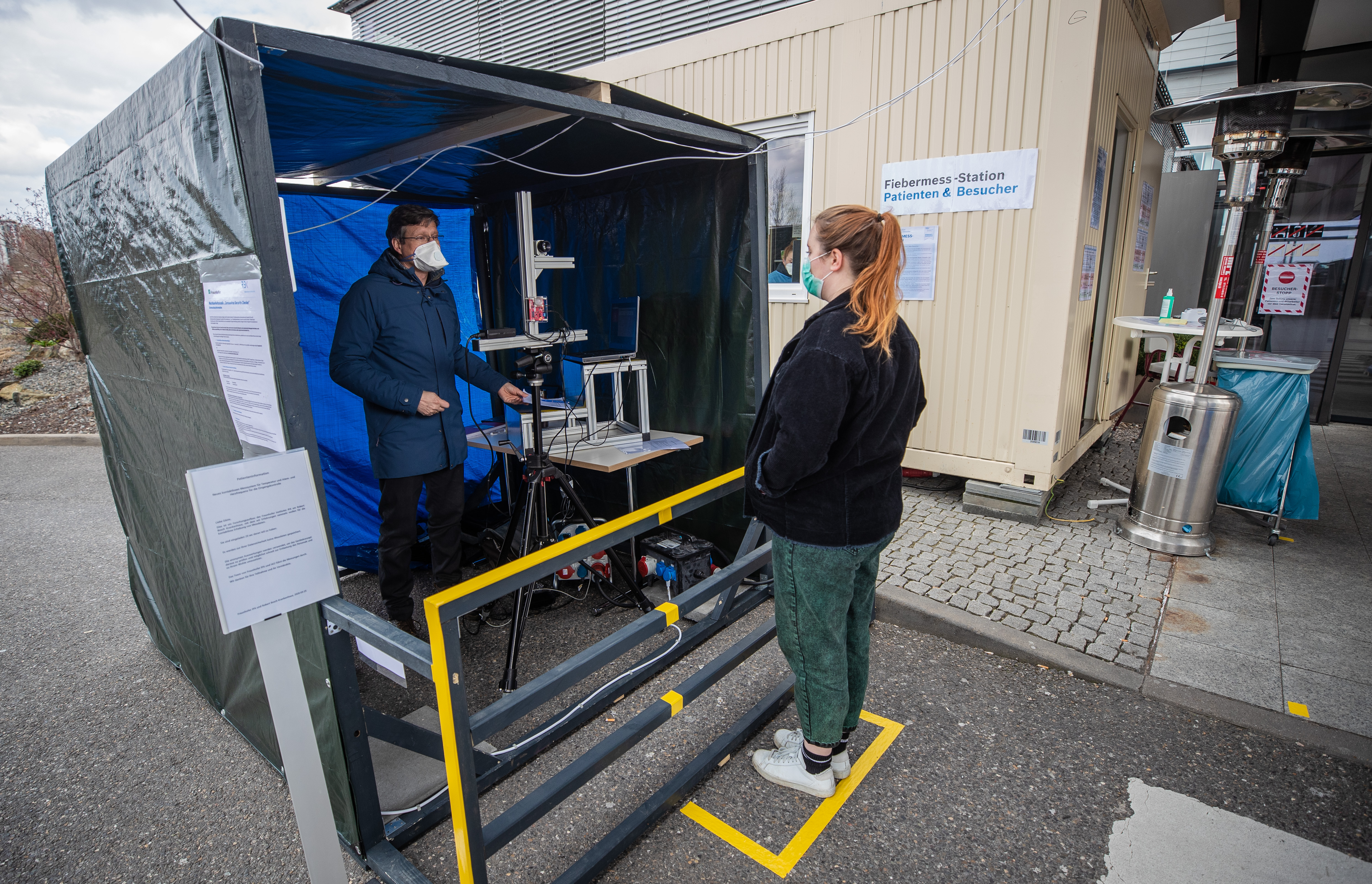 Fraunhofer IPA’s Dr. med. Urs Schneider conducts the test method on a test subject.